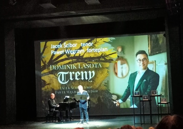 Jacek Ścibor i Paweł Węgrzyn wykonują „Treny” Kochanowskiego w Teatrze im. Wandy Siemaszkowej